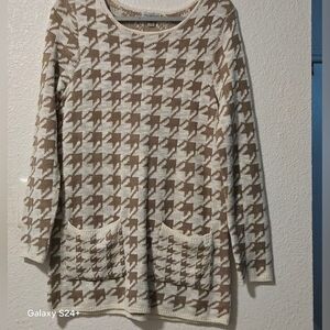 Nina Leonard Beige and White Knit Top